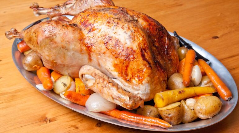 Seleccionar Pavo al horno con verduras y especias: una receta con sabor casero y toque andaluz Pavo al horno con verduras y especias